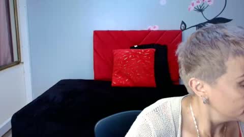 Snapshot of charlotte__gray chatting on 10.27.25 CHARLOTTE GRAY online show from 10.27.25