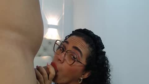 Snapshot of charlotte_dante212 chatting on 11.07.25 charlottte y dante online show from 11.07.25