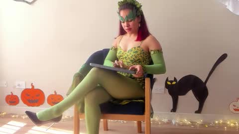 Snapshot of cheek_chic12 chatting on 10.27.25 Regina Phalange online show from 10.27.25