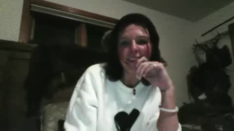 Snapshot of cheekybee chatting on 02.12.25 CheekyBee online show from 02.12.25