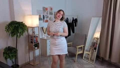 Snapshot of cherellehowieson chatting on 10.20.25 Pauline its my first day online show from 10.20.25