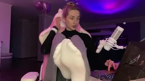 Snapshot of chillgoddess chatting on 03.11.25 Goddess Vika - owner of all ur money online show from 03.11.25