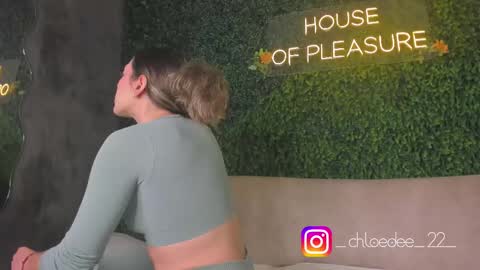 Snapshot of chloe_dee_ chatting on 10.11.25 Chloe online show from 10.11.25