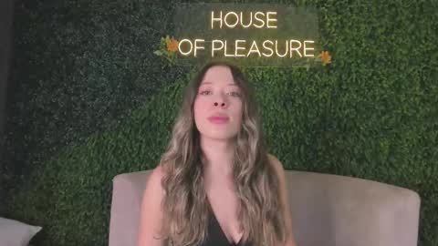 Snapshot of chloe_dee_ chatting on 10.14.25 Chloe online show from 10.14.25