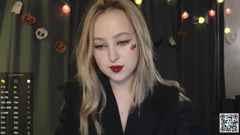 Snapshot of chloe_novel chatting on 10.25.25 Chloe online show from 10.25.25