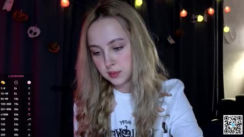 Snapshot of chloe_novel chatting on 10.28.25 Chloe online show from 10.28.25