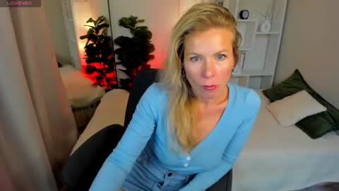Snapshot of chloeblurr chatting on 06.18.26 Julia online show from 06.18.26