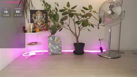 Snapshot of chloeesummerss chatting on 10.17.25 Chloe online show from 10.17.25