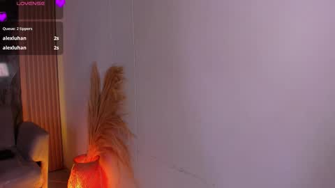 Snapshot of chloegils chatting on 10.25.25 chloegils online show from 10.25.25