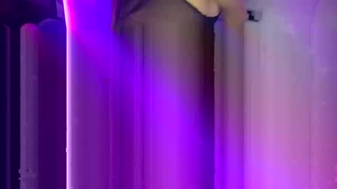 chloelopez_ online show from 01.08.25