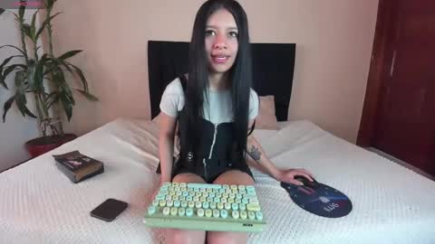  Laura  online show from 02.22.25