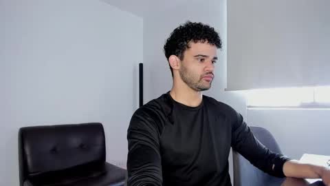 Im Chirs IM MODEL INDEPENDT online show from 10.23.25