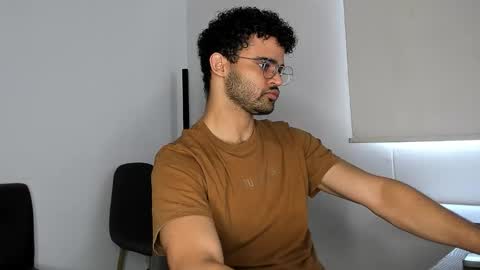 Im Chirs IM MODEL INDEPENDT online show from 11.10.25