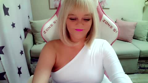 Snapshot of christirose chatting on 02.04.25 Christi online show from 02.04.25