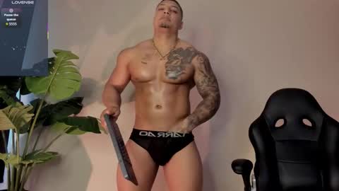 Snapshot of chrizmacgregor chatting on 10.26.25 chrizmacgregor online show from 10.26.25