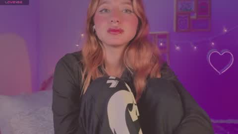 Snapshot of cinderella_lewis chatting on 07.11.26 Sofi Eva and Mey online show from 07.11.26