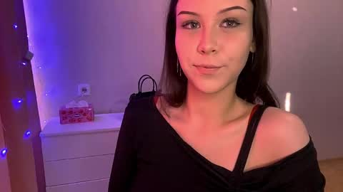 Snapshot of cindyfrend chatting on 10.14.25 Emma online show from 10.14.25