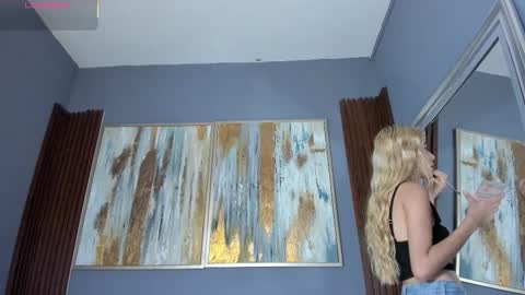 Snapshot of cinnia_ chatting on 09.18.25 Cintia online show from 09.18.25