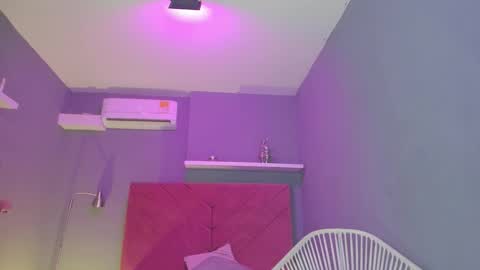 Snapshot of cinnia_ chatting on 09.19.25 Cintia online show from 09.19.25