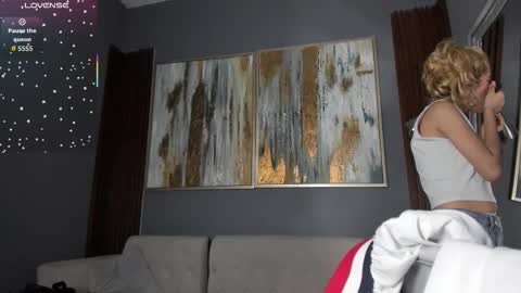 Snapshot of cinnia_ chatting on 09.23.25 Cintia online show from 09.23.25