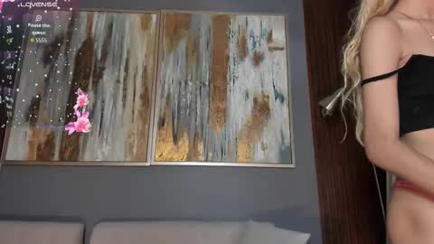 Snapshot of cinnia_ chatting on 09.25.25 Cintia online show from 09.25.25