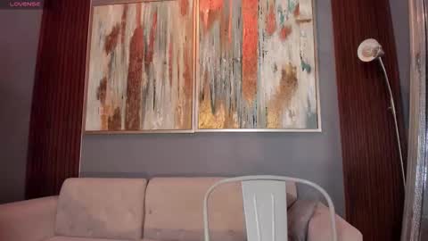 Snapshot of cinnia_ chatting on 09.26.25 Cintia online show from 09.26.25