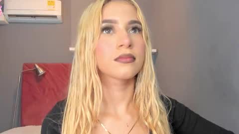 Snapshot of cinnia_ chatting on 10.15.25 Cintia online show from 10.15.25