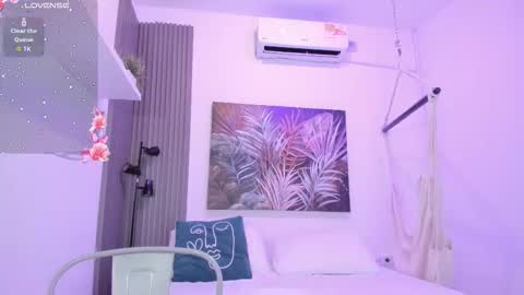 Snapshot of cinnia_ chatting on 10.22.25 Cintia online show from 10.22.25