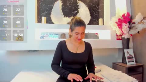 Snapshot of cinthya_mjs chatting on 10.25.25 Cinthya online show from 10.25.25