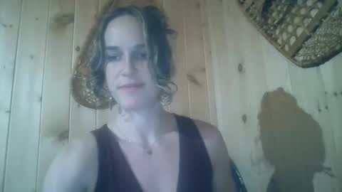 Snapshot of claralafontaine chatting on 12.19.25 claralafontaine online show from 12.19.25