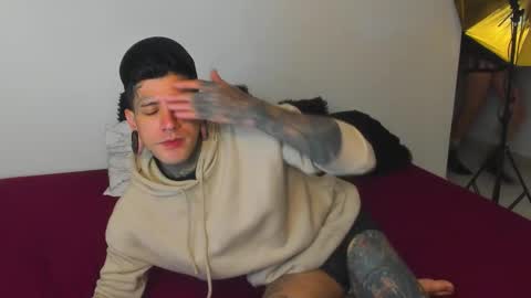 Snapshot of cleosexxx chatting on 10.21.25 cleo y maikol online show from 10.21.25