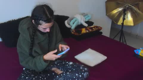 Snapshot of cleosexxx chatting on 10.22.25 cleo y maikol online show from 10.22.25