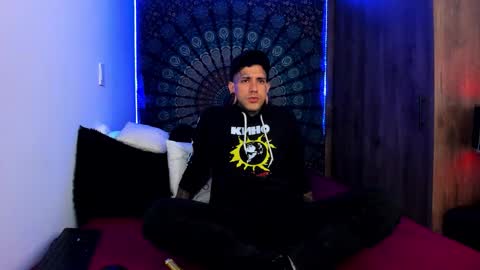 Snapshot of cleosexxx chatting on 11.05.25 cleo y maikol online show from 11.05.25