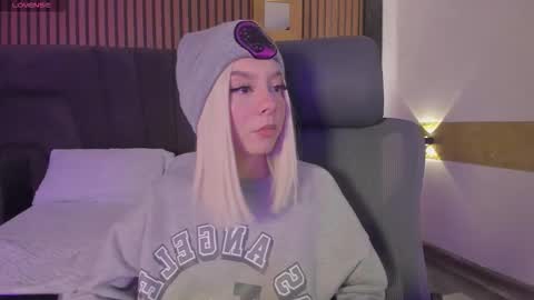 cleowhite_ online show from 09.26.25