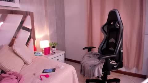 Snapshot of clhoe_johnson_ chatting on 10.02.25 clhoe_johnson_ online show from 10.02.25