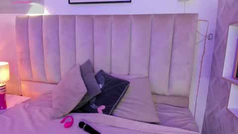 Snapshot of clhoe_johnson_ chatting on 10.27.25 clhoe_johnson_ online show from 10.27.25