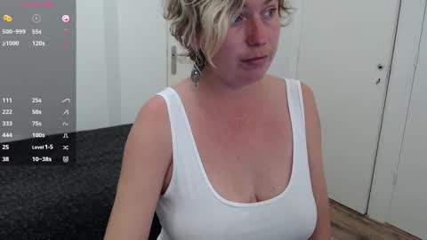 Snapshot of clittytastic chatting on 10.16.25 Syl online show from 10.16.25