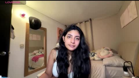 cloe small online show from 10.11.25