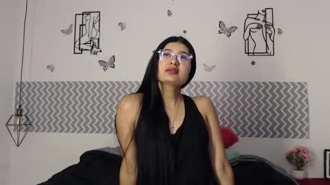 Snapshot of cloehonney chatting on 10.01.25 cloe online show from 10.01.25