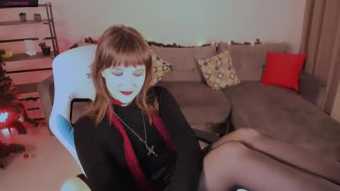 Snapshot of clover_red chatting on 01.12.25 Clover follow me online show from 01.12.25