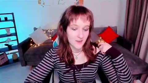 Snapshot of clover_red chatting on 03.09.25 Clover follow me online show from 03.09.25