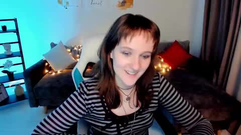 Snapshot of clover_red chatting on 03.09.25 Clover follow me online show from 03.09.25
