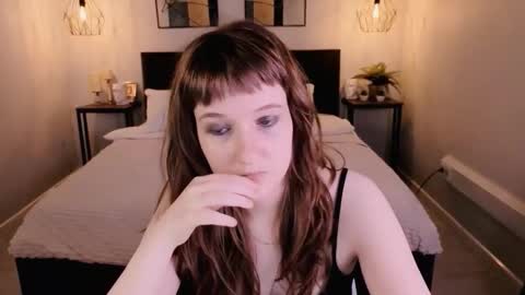 Snapshot of clover_red chatting on 09.10.25 Clover follow me online show from 09.10.25