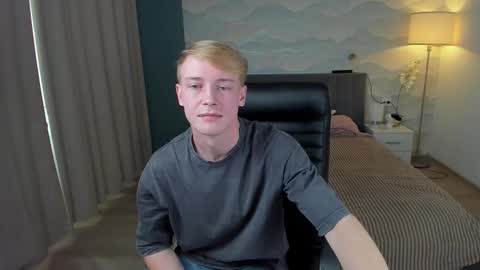 Snapshot of cole_gold chatting on 10.10.25 Cole online show from 10.10.25
