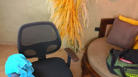 Snapshot of colethunder chatting on 01.04.25 ColeThunder online show from 01.04.25