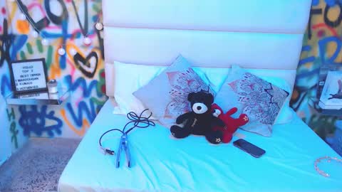 Snapshot of collins_aria chatting on 11.14.25 valentina online show from 11.14.25