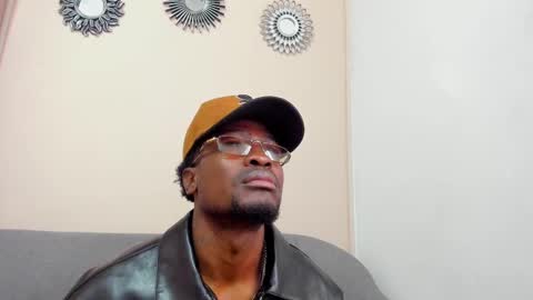 Snapshot of compton_01 chatting on 10.05.25 COMPTON online show from 10.05.25