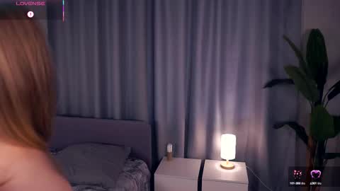 Snapshot of constanceglascov chatting on 10.14.25 Hello im Sofia Welcme to my room .More hugs and kiss for you online show from 10.14.25