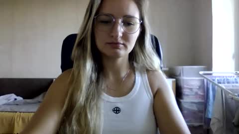 Snapshot of cora_fora chatting on 09.12.25 cora_fora online show from 09.12.25