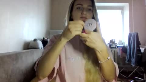 Snapshot of cora_fora chatting on 09.18.25 cora_fora online show from 09.18.25